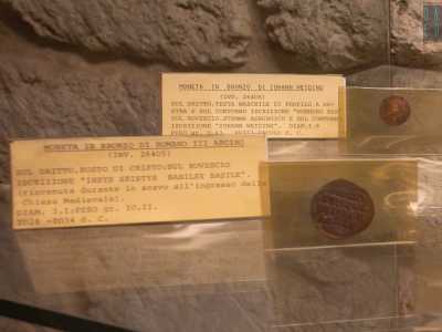 Tra questi uno dei pi� antichi � una moneta risalente all' epoca dell'imperatore bizantino Romano III Argiro (1028-1034)